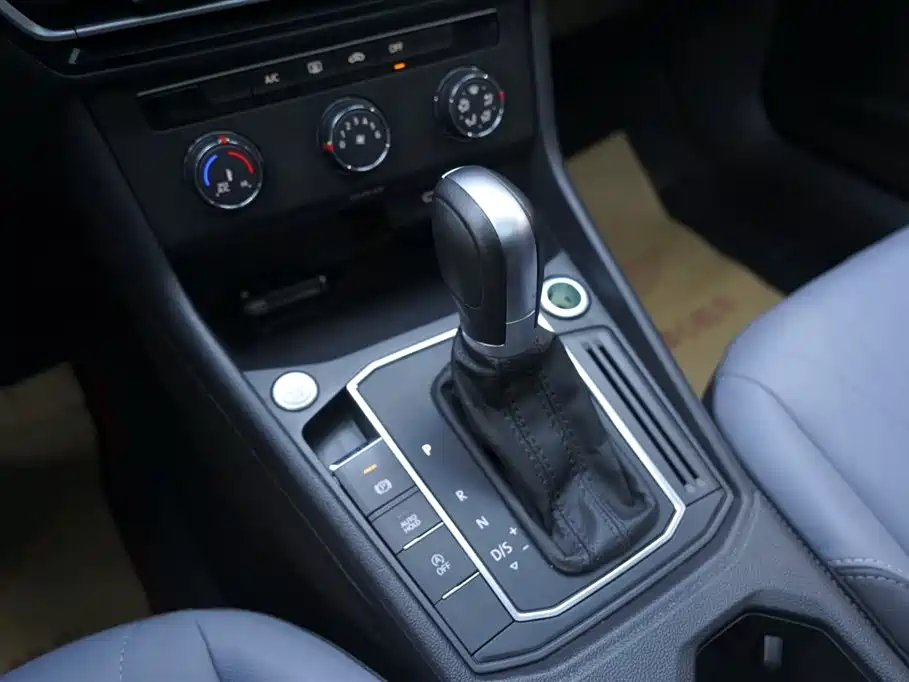 Volkswagen Lavida 2023 Facelift 1.5L Auto Starlight 5 Million Edition фото 9