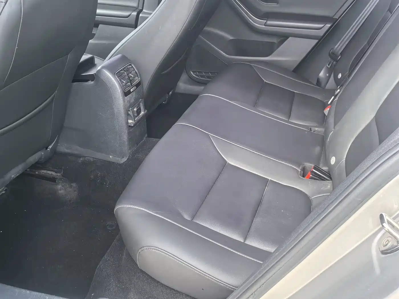 Volkswagen Sagitar 2018 280TSI DSG Spark Edition фото 8