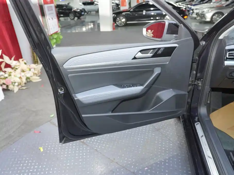 Volkswagen Lavida 2023 Facelift 1.5L Auto Starlight 5 Million Edition фото 10