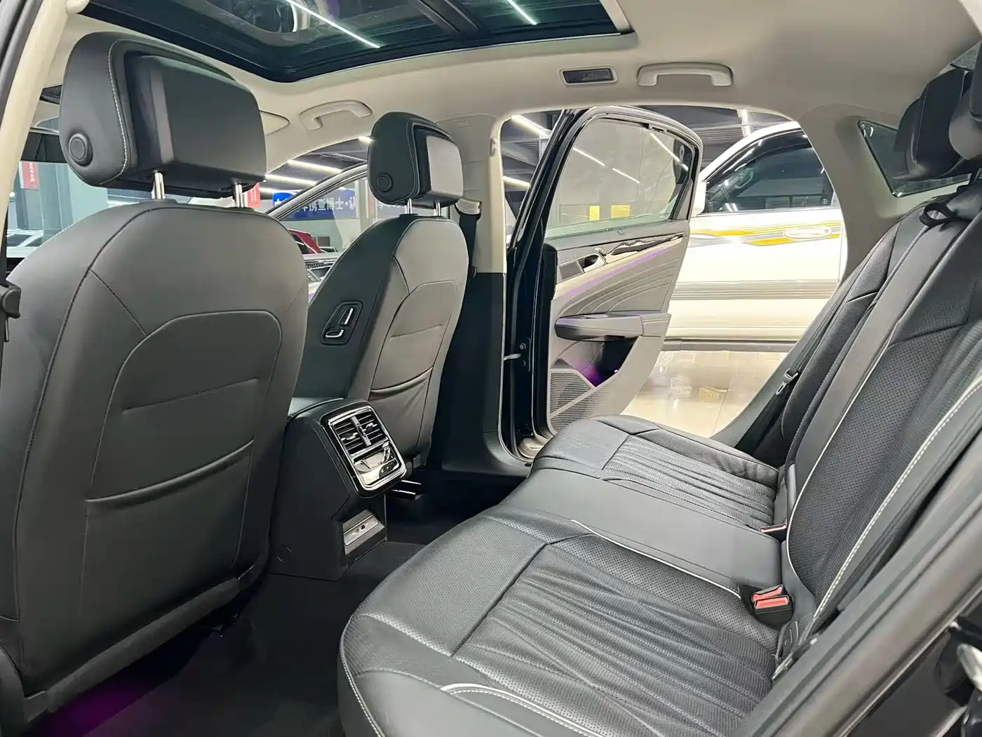 Volkswagen Passat 2022 330TSI Starlight Luxury Edition фото 7