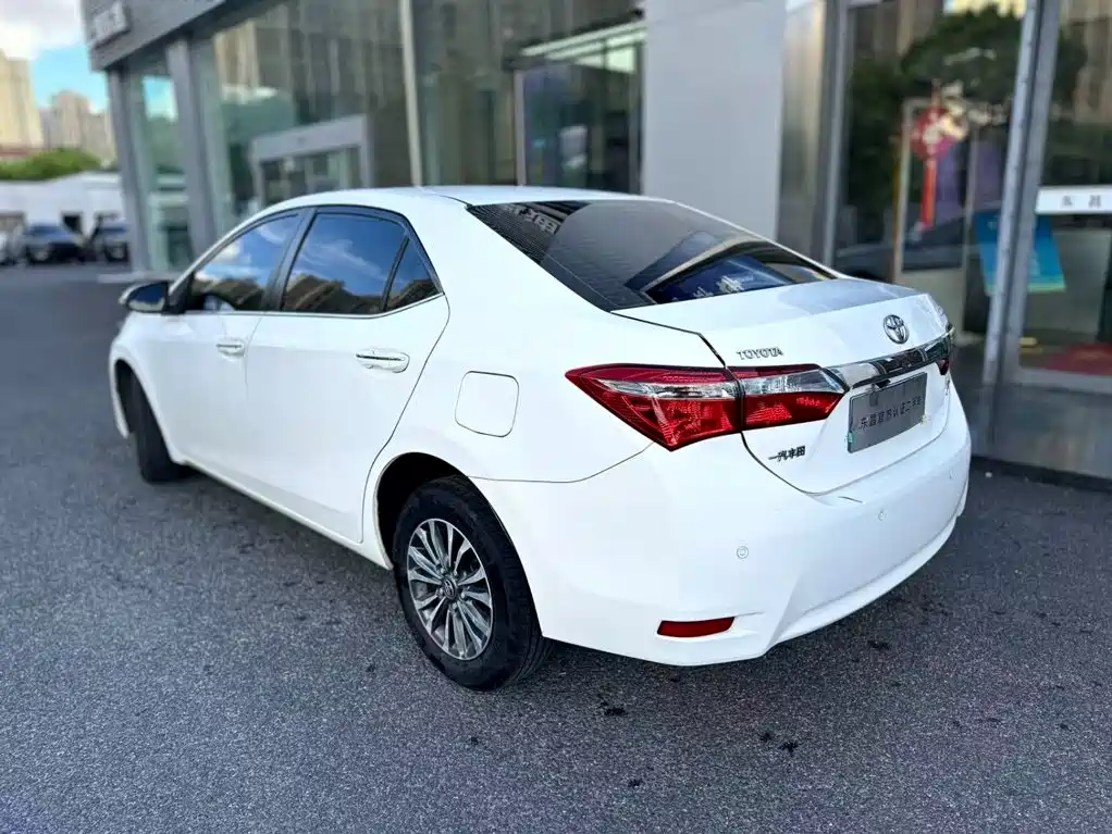 Фото 2 - Toyota Corolla