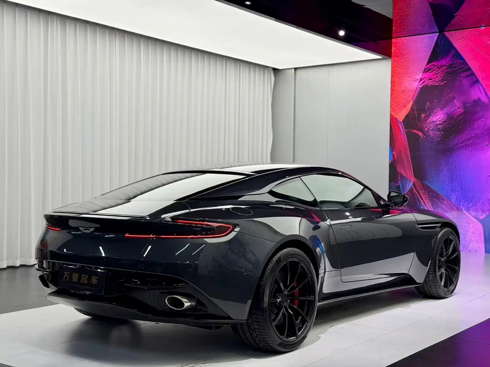 Фото 6 - Aston Martin DB11