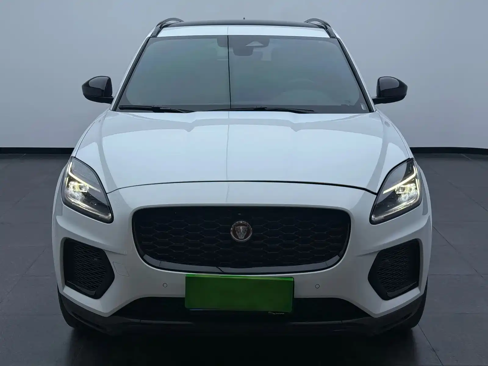 Фото 2 - Jaguar E-PACE