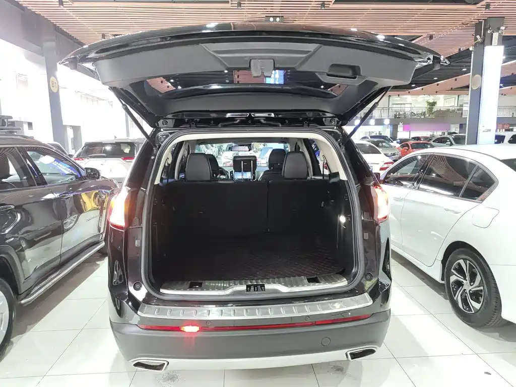 Фото 19 - Ford Edge
