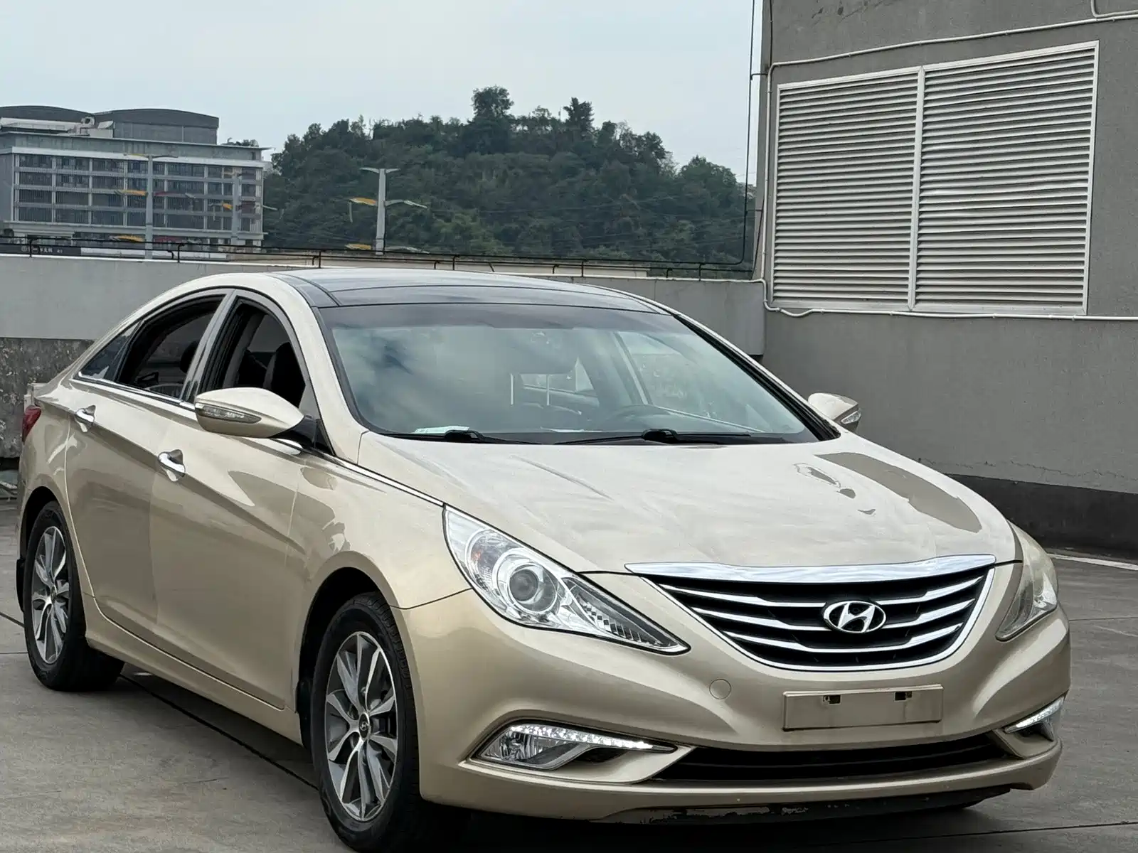 Photo 3 - Hyundai Sonata