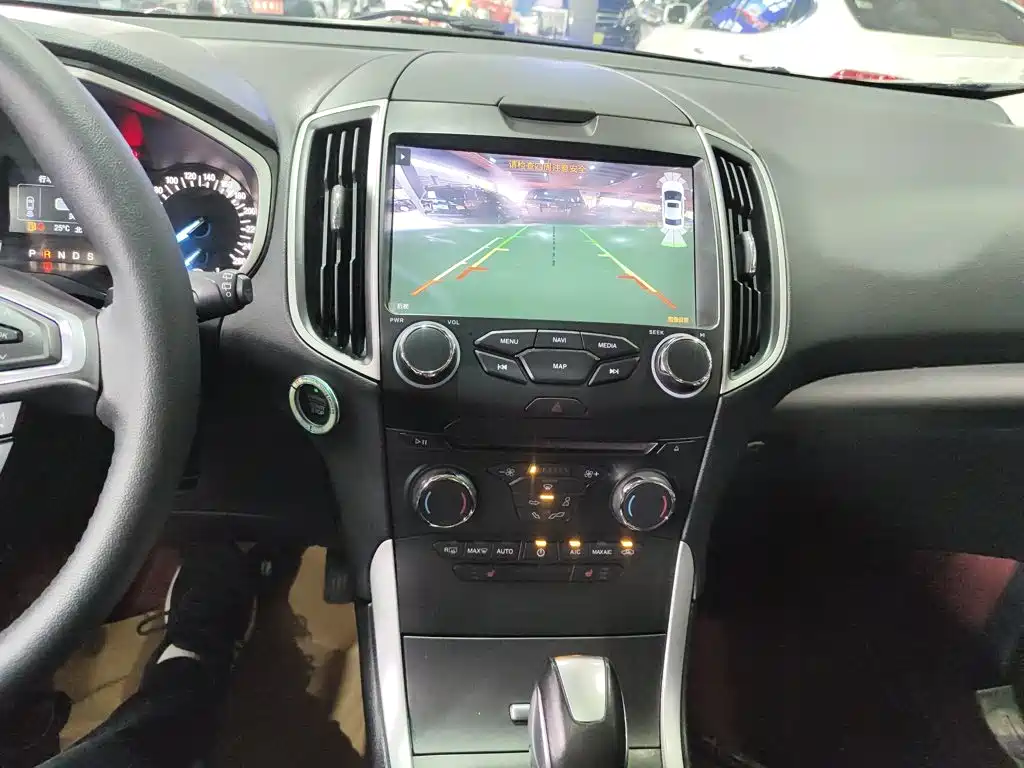 Фото 13 - Ford Edge