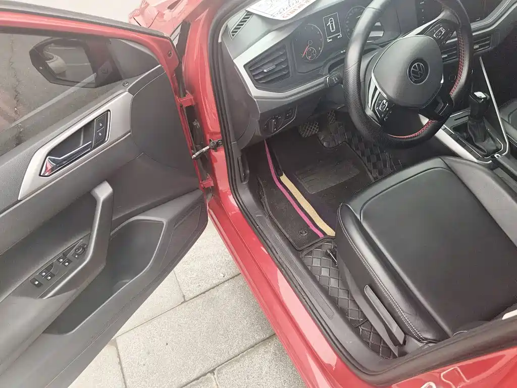 VOLKSWAGEN POLO