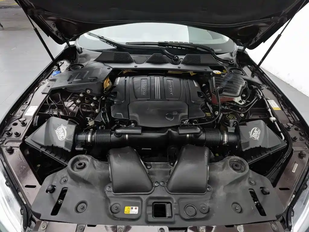 Photo 6 - Jaguar XJ