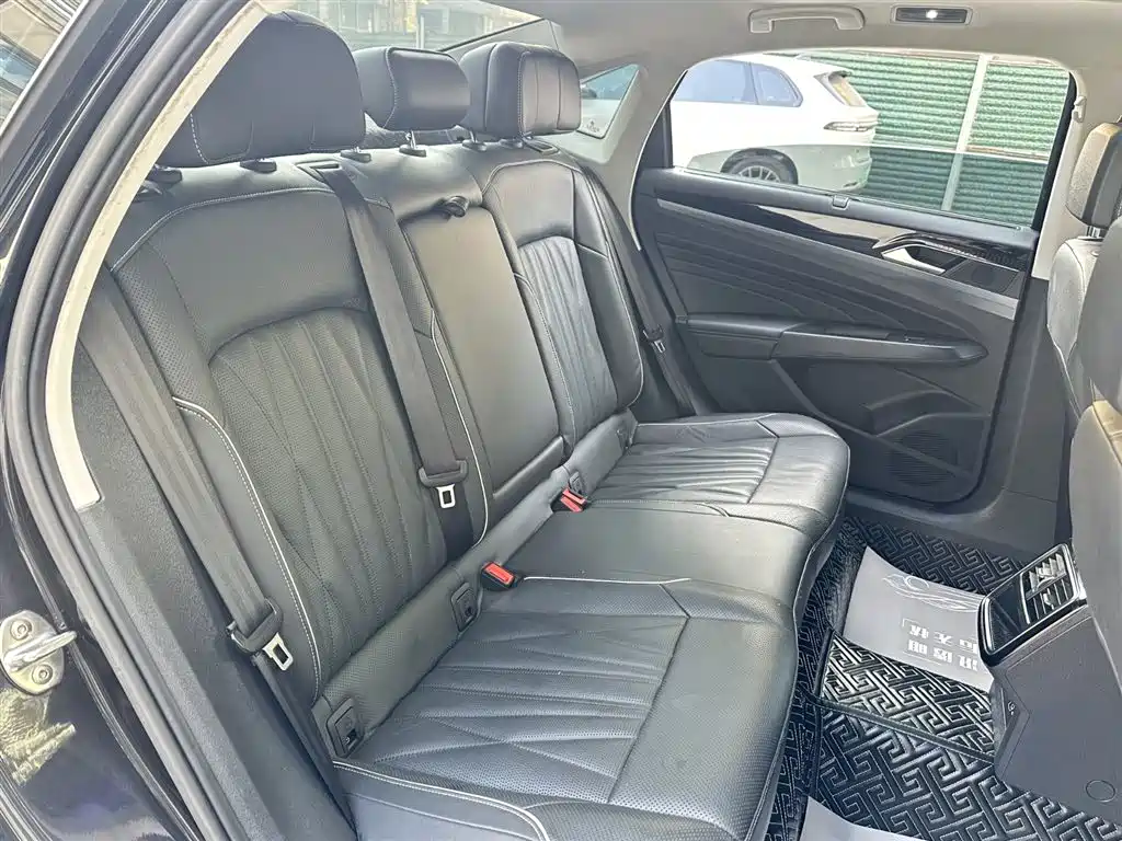 Volkswagen Passat 2022 330TSI Starlight Luxury Edition фото 22