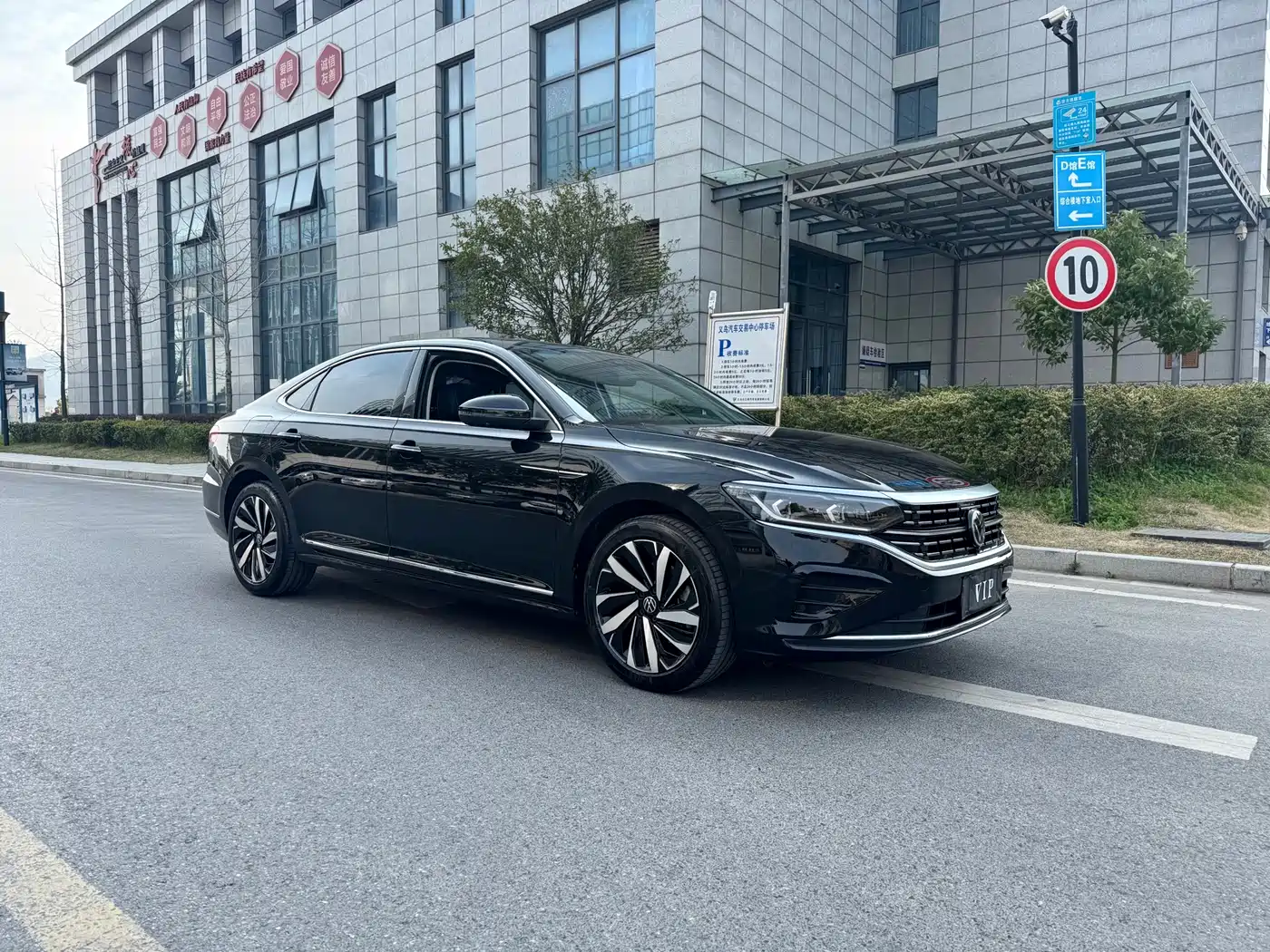 Volkswagen Passat 2025 Outstanding 380TSI Dragon Glory Edition фото 4