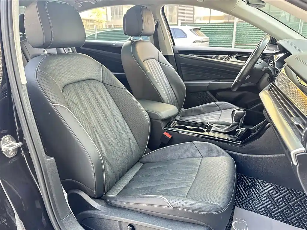 Volkswagen Passat 2022 330TSI Starlight Luxury Edition фото 21