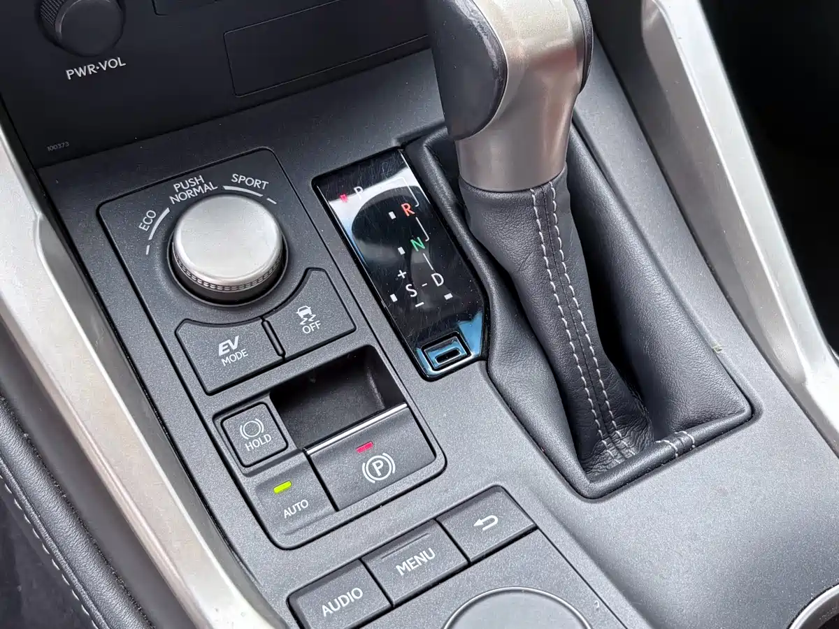 Lexus NX 2015 300h FWD Luxury фото 23