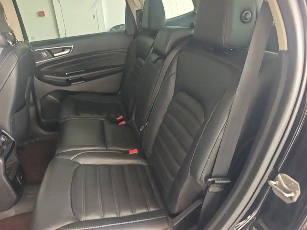 Фото 24 - Ford Edge