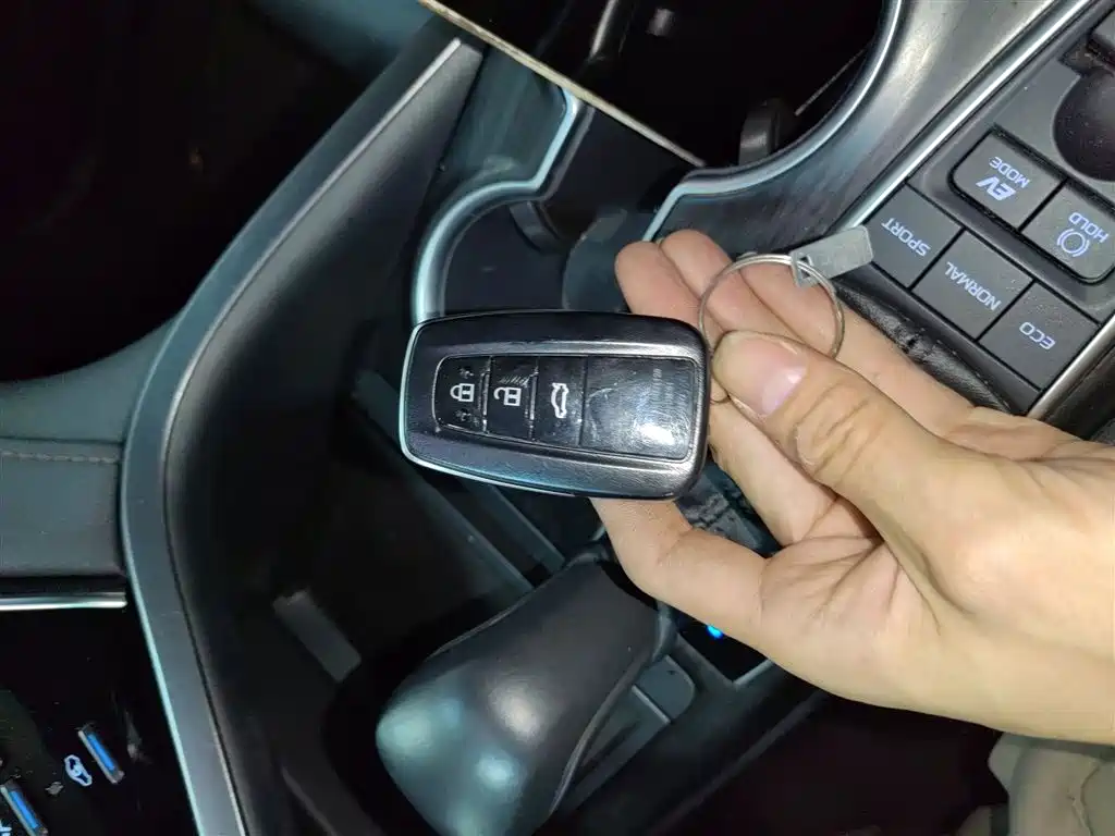 Toyota Camry 2023 Hybrid 2.5HGVP Leading Edition фото 17