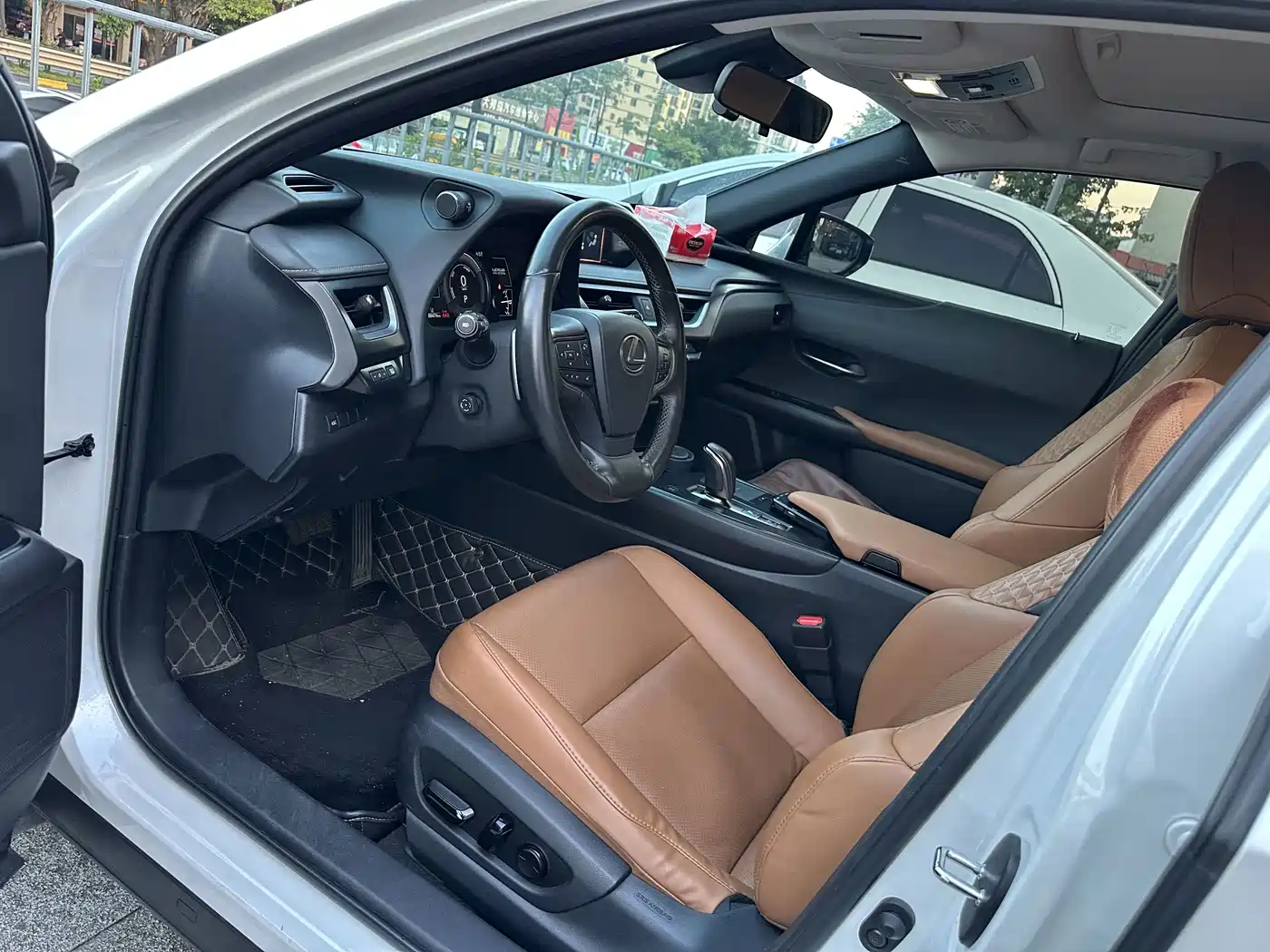 Фото 3 - Lexus UX