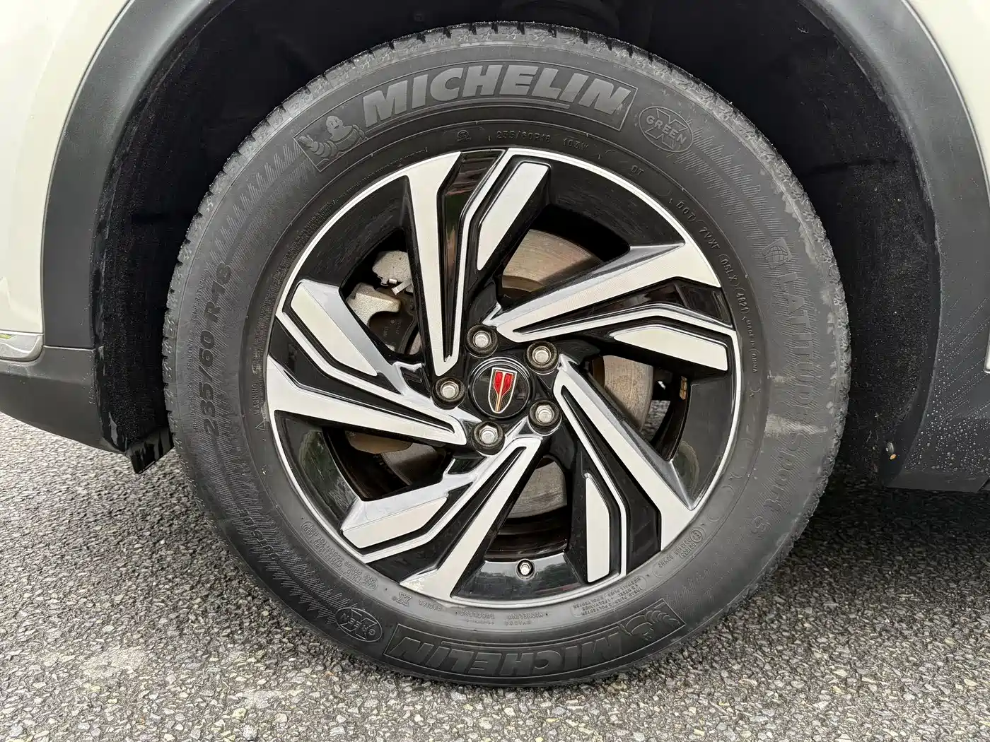 Фото 16 - Hongqi HS5