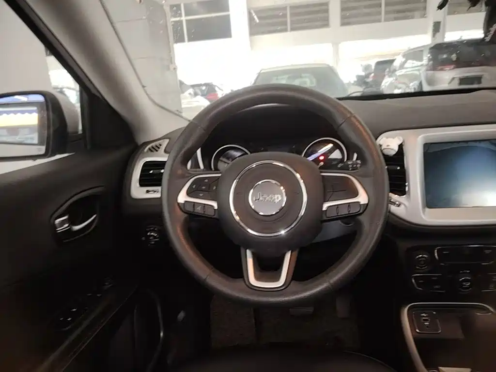 Фото 3 - Jeep Compass