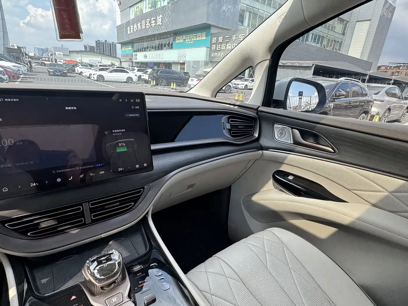 Denza D9 2023 2022 DM-i 970 AWD Flagship