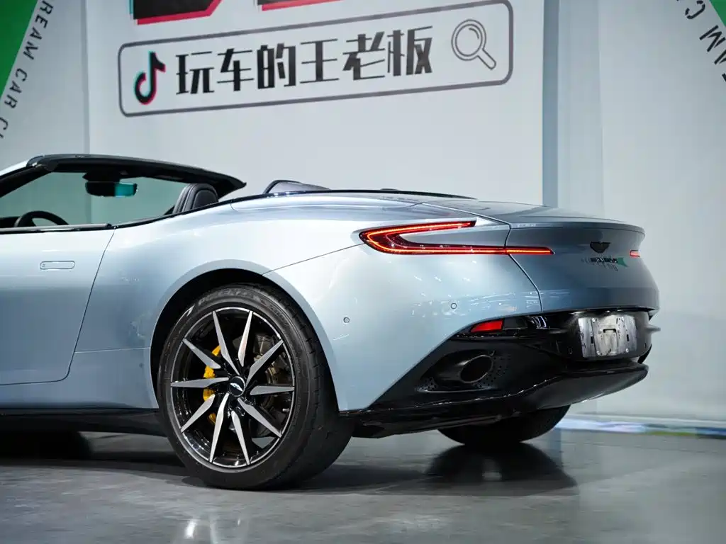 Фото 41 - Aston Martin DB11
