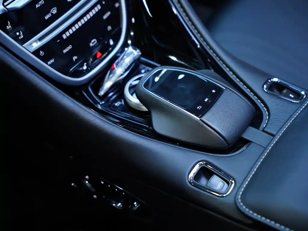 Фото 23 - Aston Martin DB11