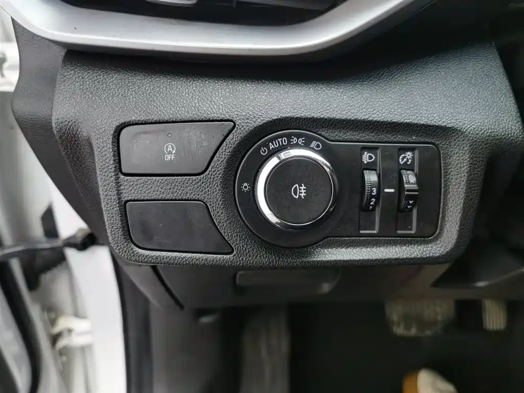 Chevrolet Volando 2018 Redline 530T Auto Premium Edition (5+2 seater) China V фото 21