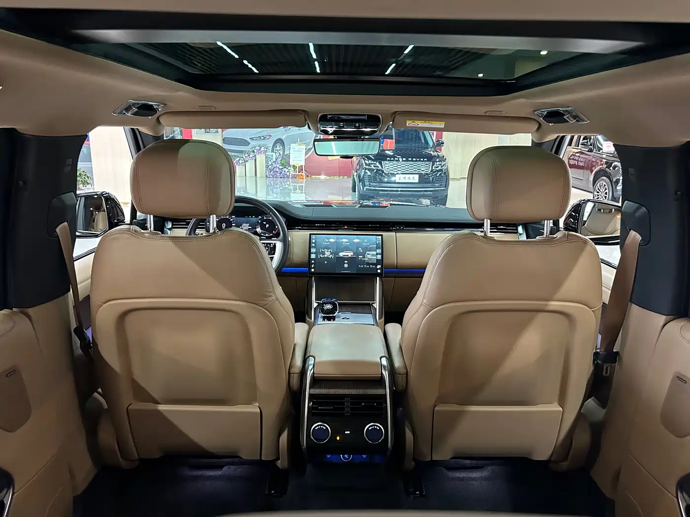 Land Rover Range Rover 2024 3.0 L6 400PS Golden Age Extended 7-Seater фото 43