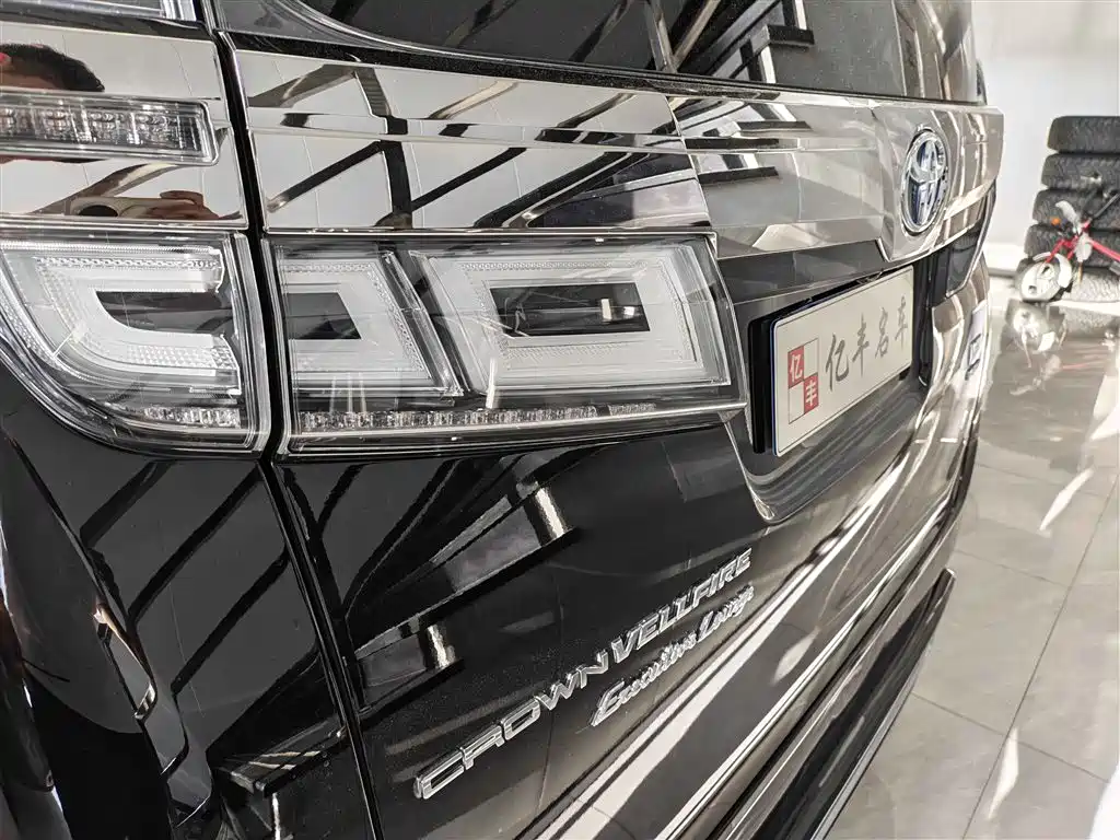 Toyota Vellfire 2021 Crown Hybrid 2.5L HV Premium Edition фото 14