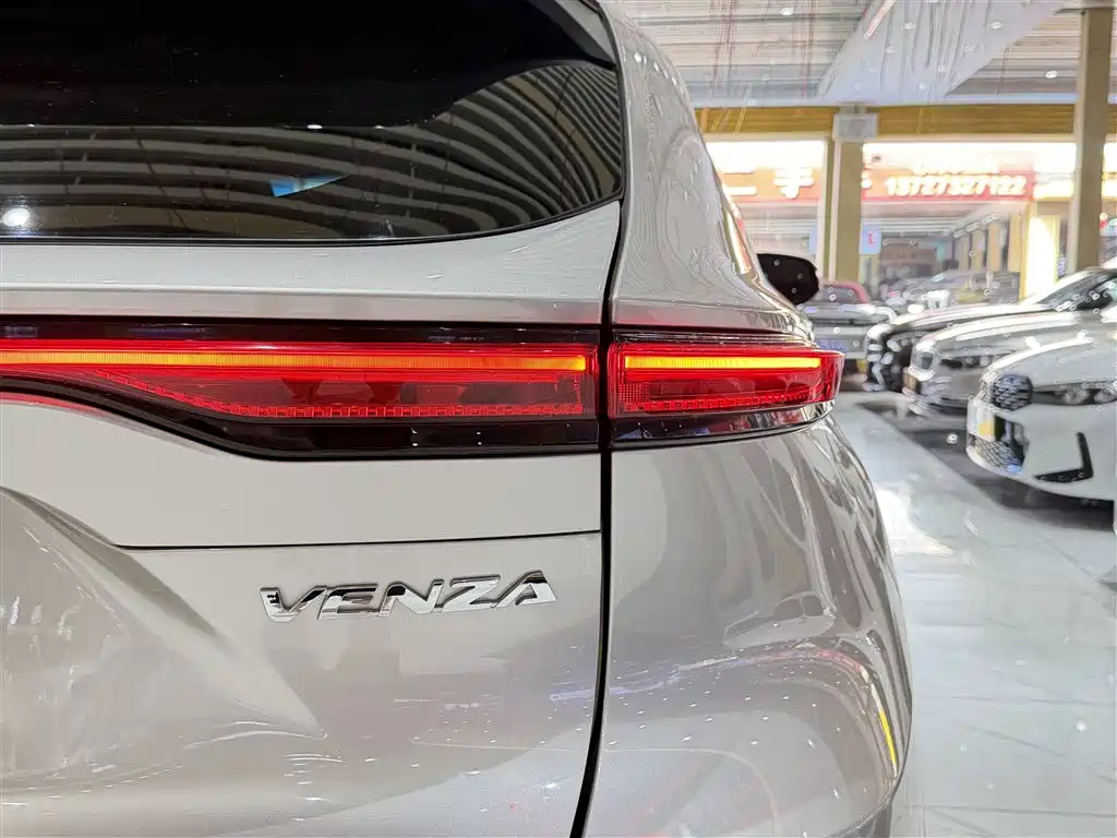 Toyota Venza 2022 2.0L CVT 2WD Premium фото 8