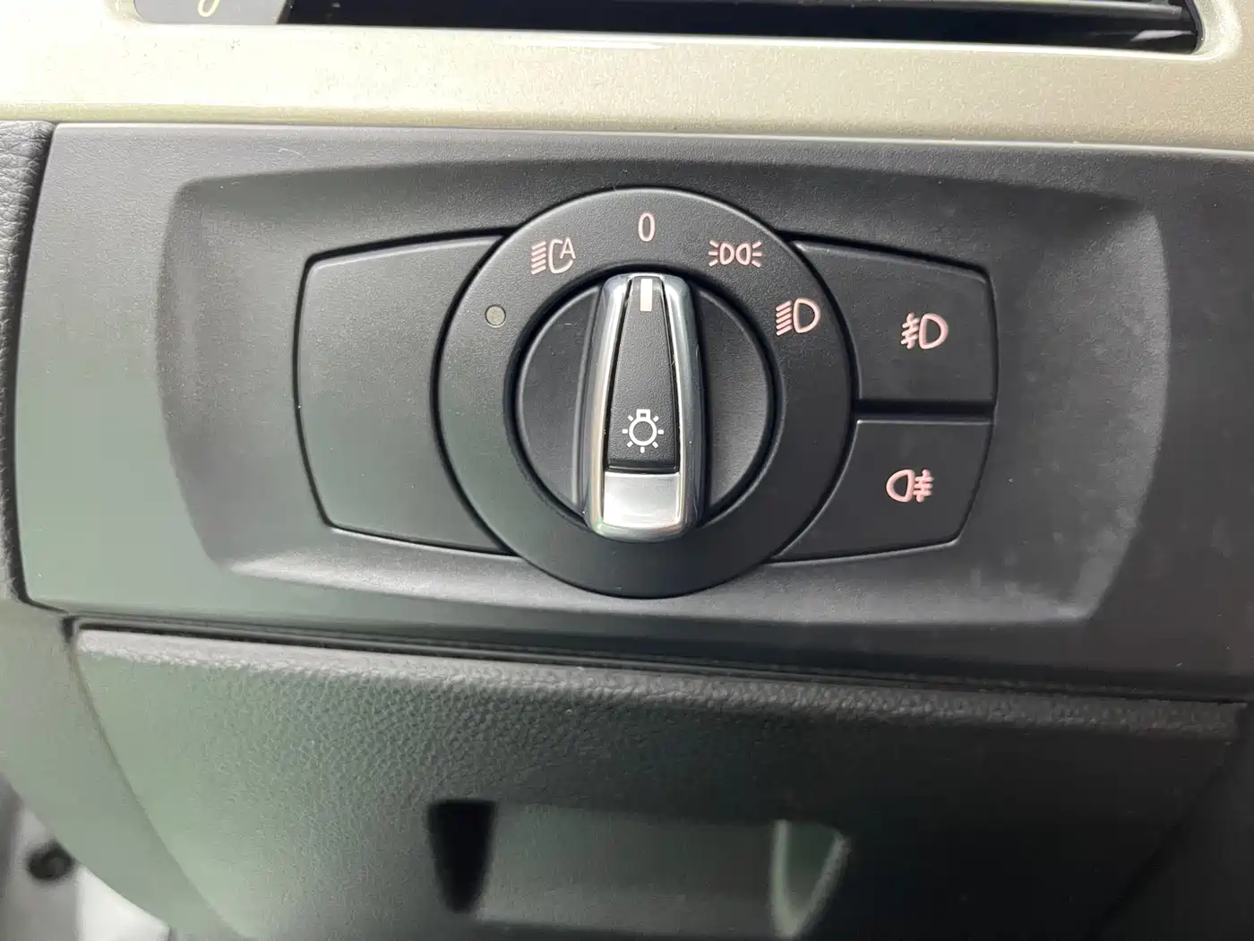 BMW 3 Series 2011 320i Luxury фото 18