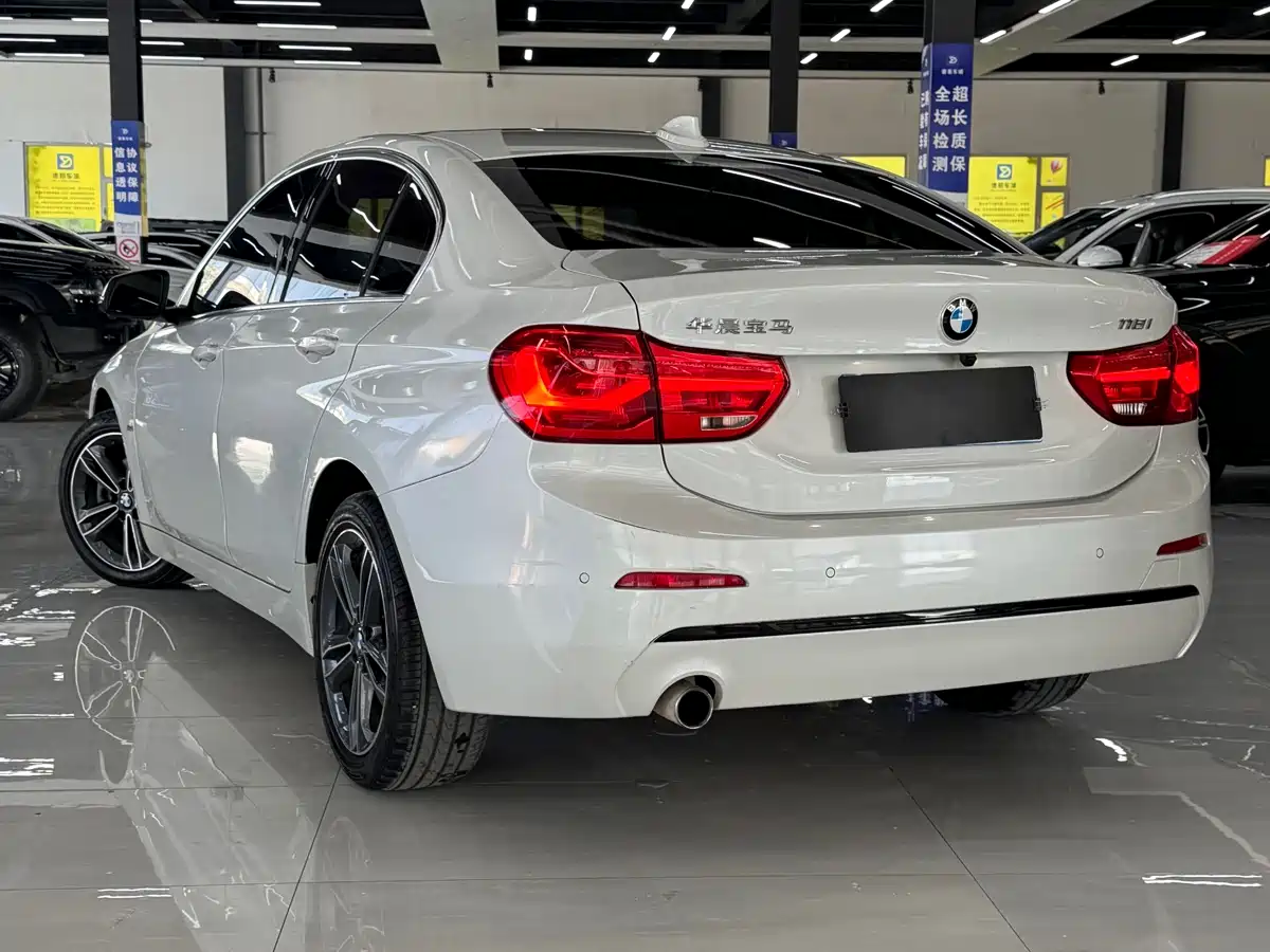BMW 1 Series 2017 118i Sport фото 4