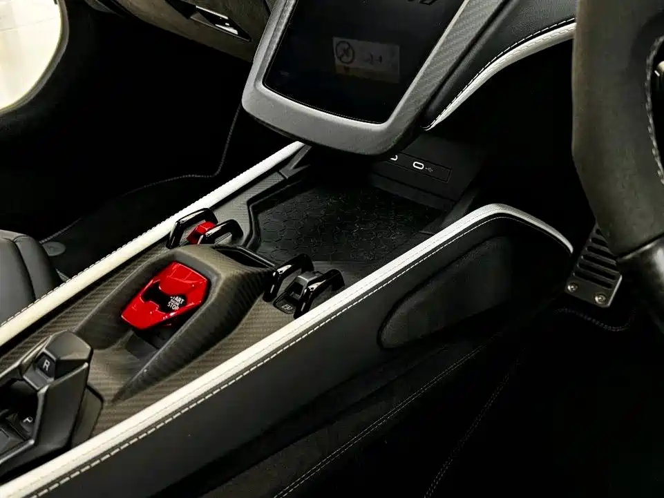 LAMBORGHINI REVUELTO