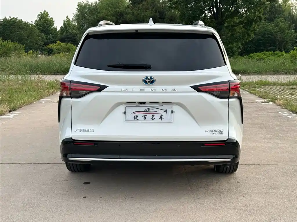 Toyota Sienna 2023 2.5L Hybrid Platinum Edition фото 5