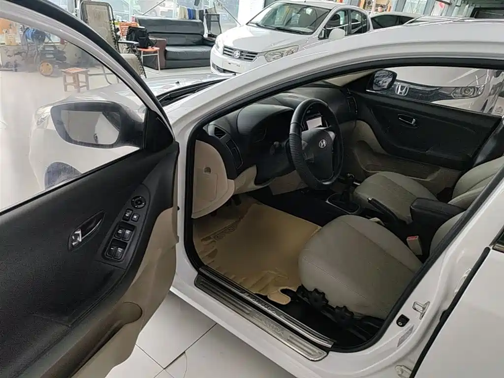 Hyundai Elantra 2011 1.6L Manual Luxury фото 16