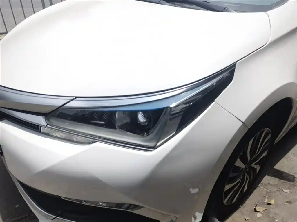 Toyota Corolla 2016 Hybrid 1.8L E-CVT Leading Edition фото 24