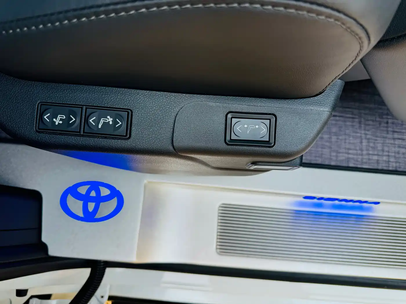 Toyota Sienna 2024 2.5L Hybrid 4WD Premium Edition фото 38