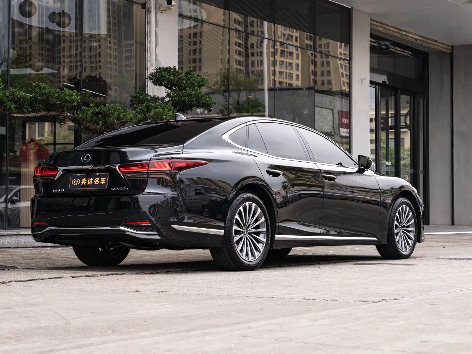 Фото 3 - Lexus LS