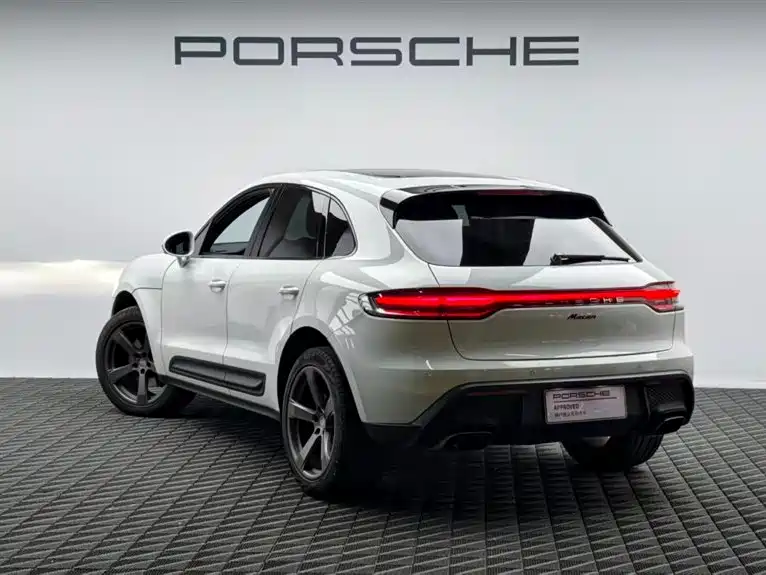 PORSCHE MACAN