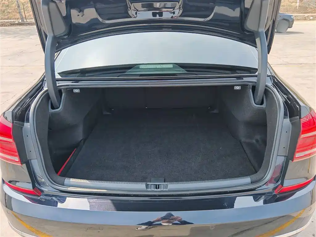 Volkswagen Passat 2017 380TSI DSG Luxury фото 10