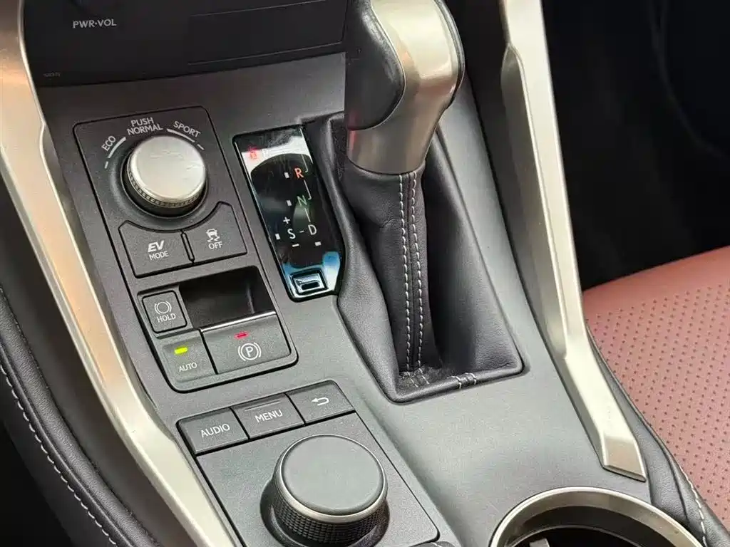 Lexus NX 2015 300h AWD F SPORT фото 7