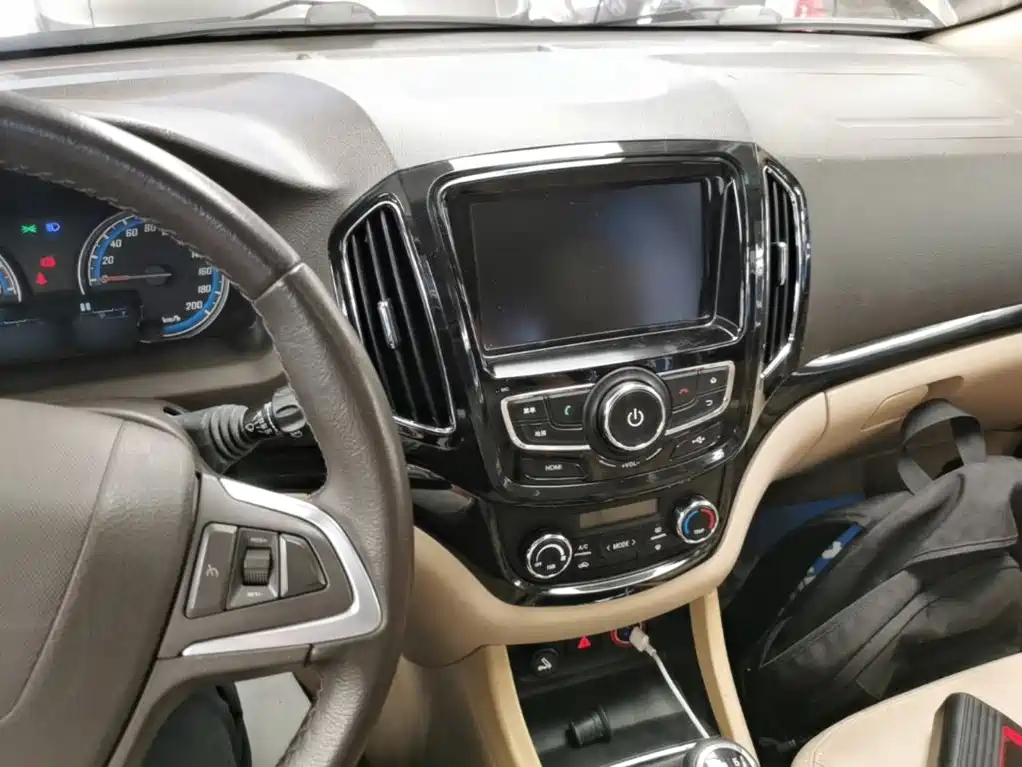 Baojun 730 2015 2014 1.5L Manual Luxury Navigation ESP Edition 7-Seater