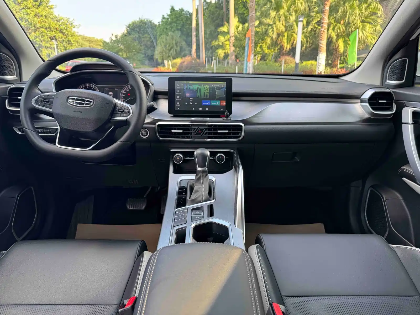 Фото 9 - Geely Coolray