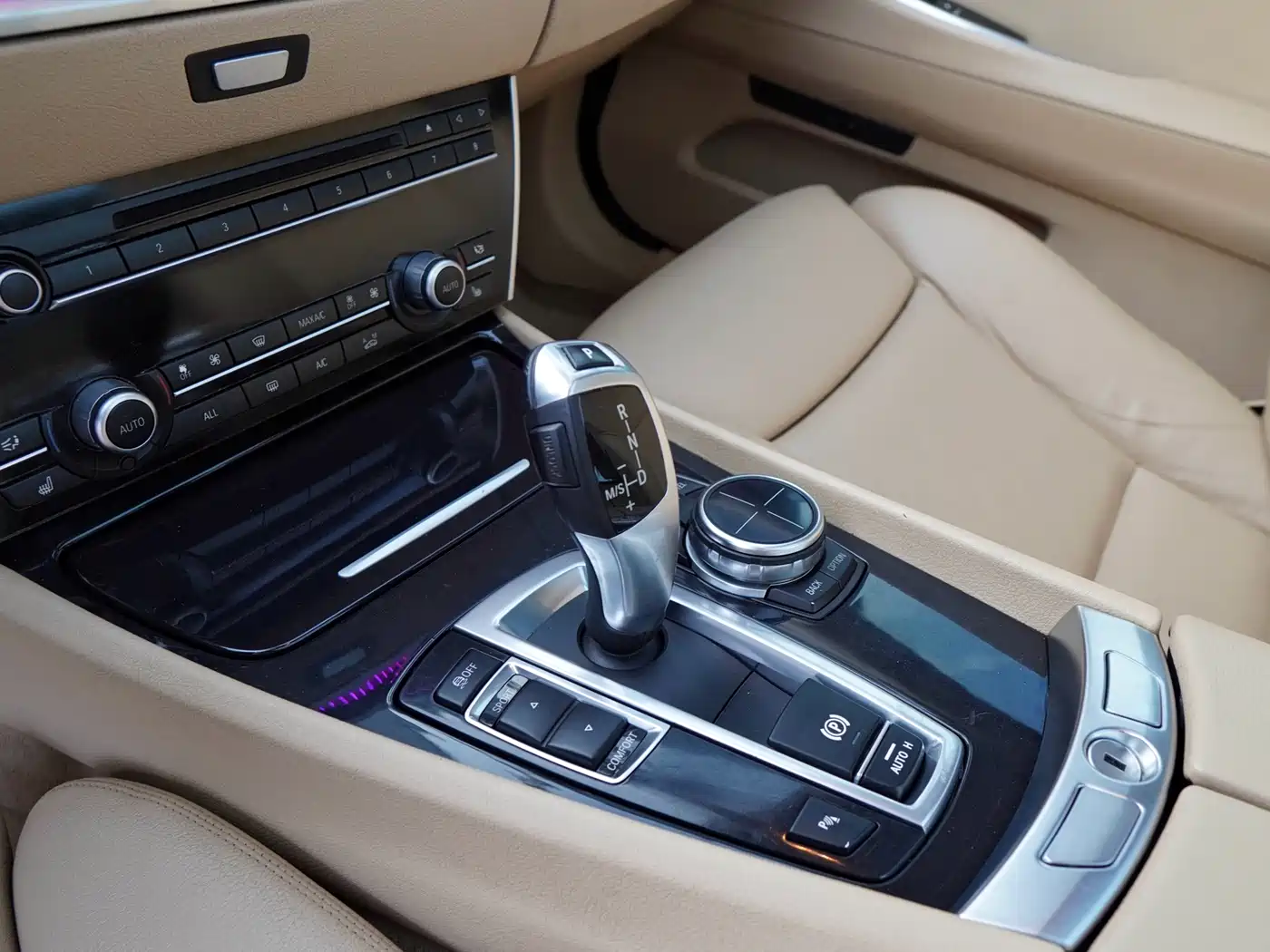 BMW 5 Series GT 2013 535i Leadership фото 22