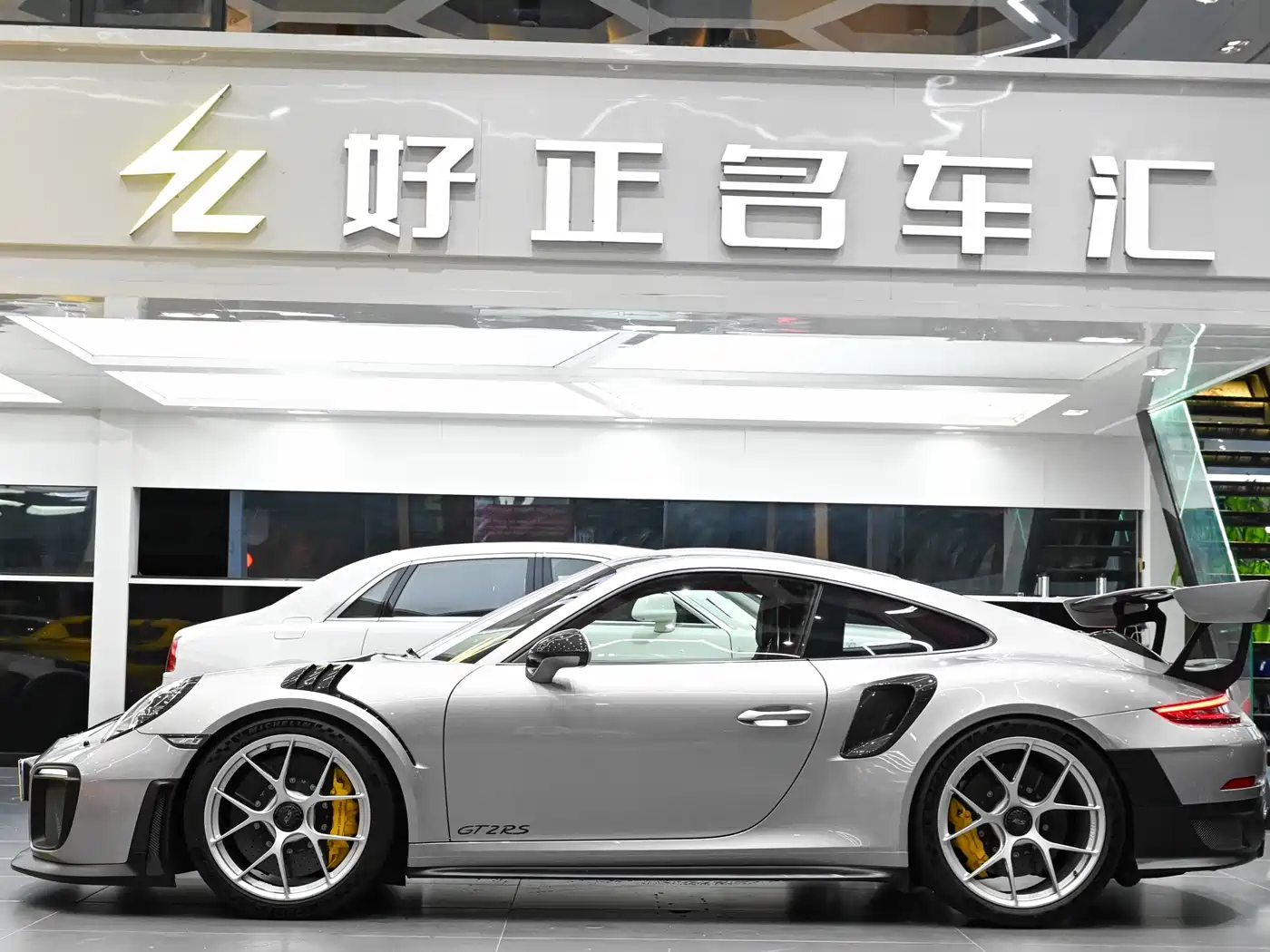 Porsche 911 2018 GT2 RS 3.8T фото 5