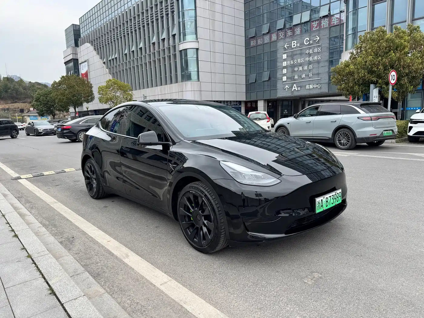 TESLA MODEL Y