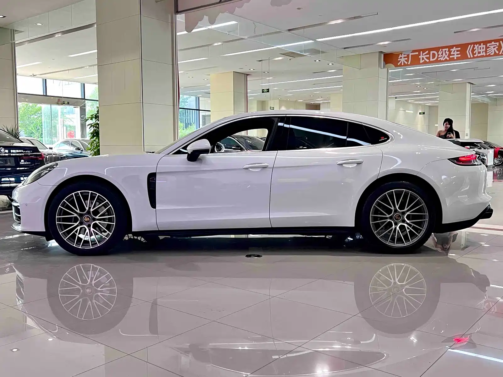 Фото 3 - Porsche Panamera