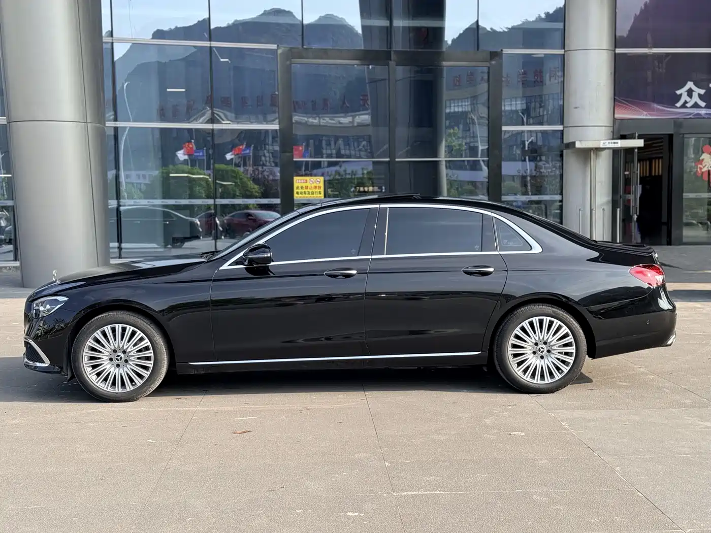 Mercedes-Benz E-Class 2022 Second Facelift E 300 L Luxury фото 4