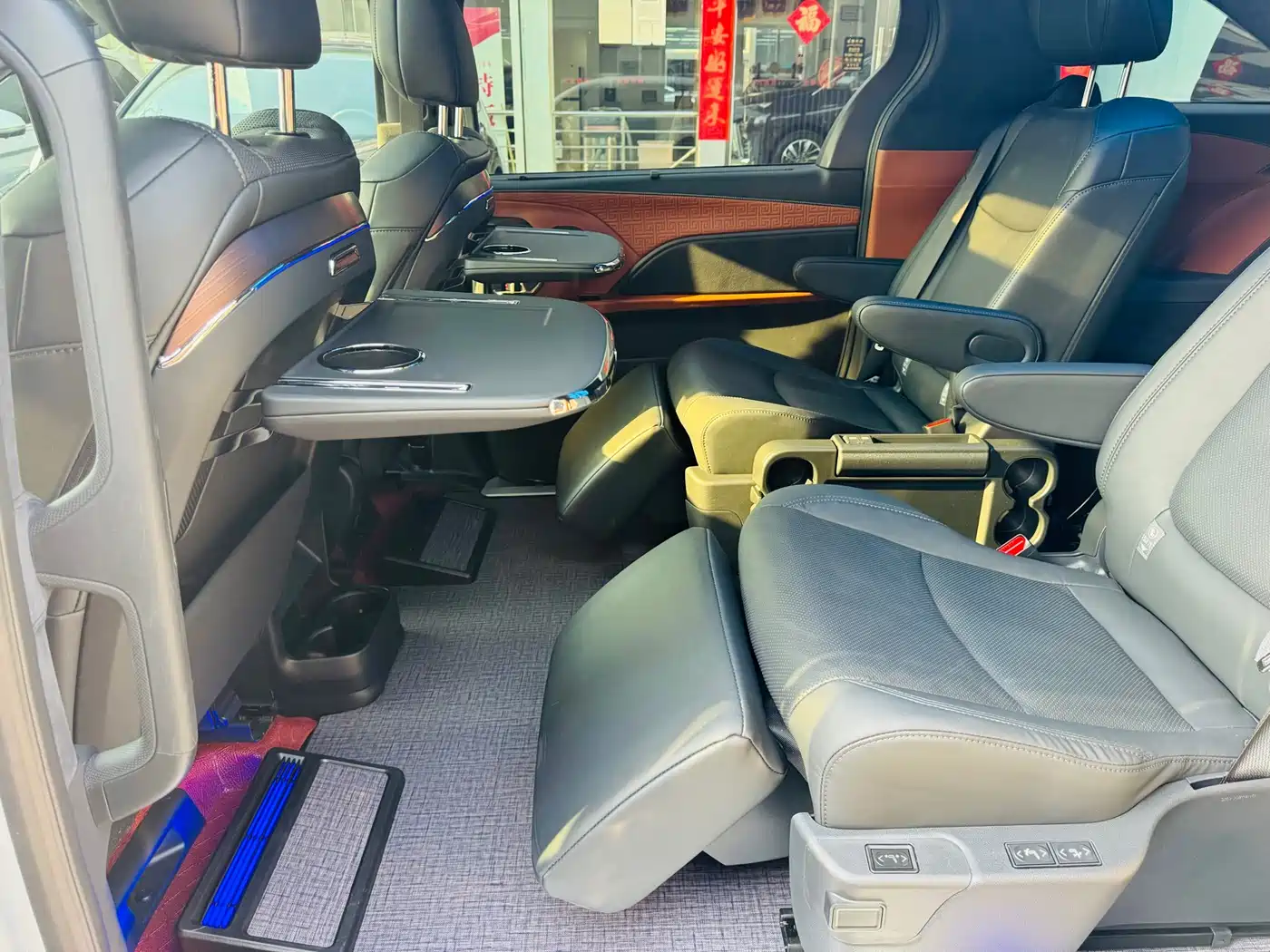Toyota Sienna 2024 2.5L Hybrid 4WD Premium Edition фото 23