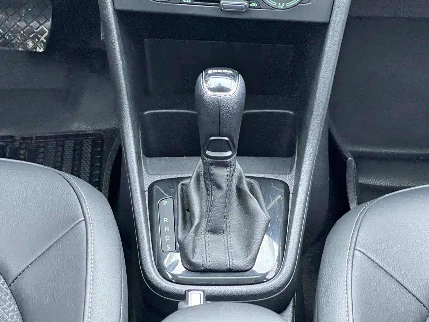 Škoda Skoda Rapid Spaceback 2016 Facelift 1.6L Automatic Innovation Edition фото 16