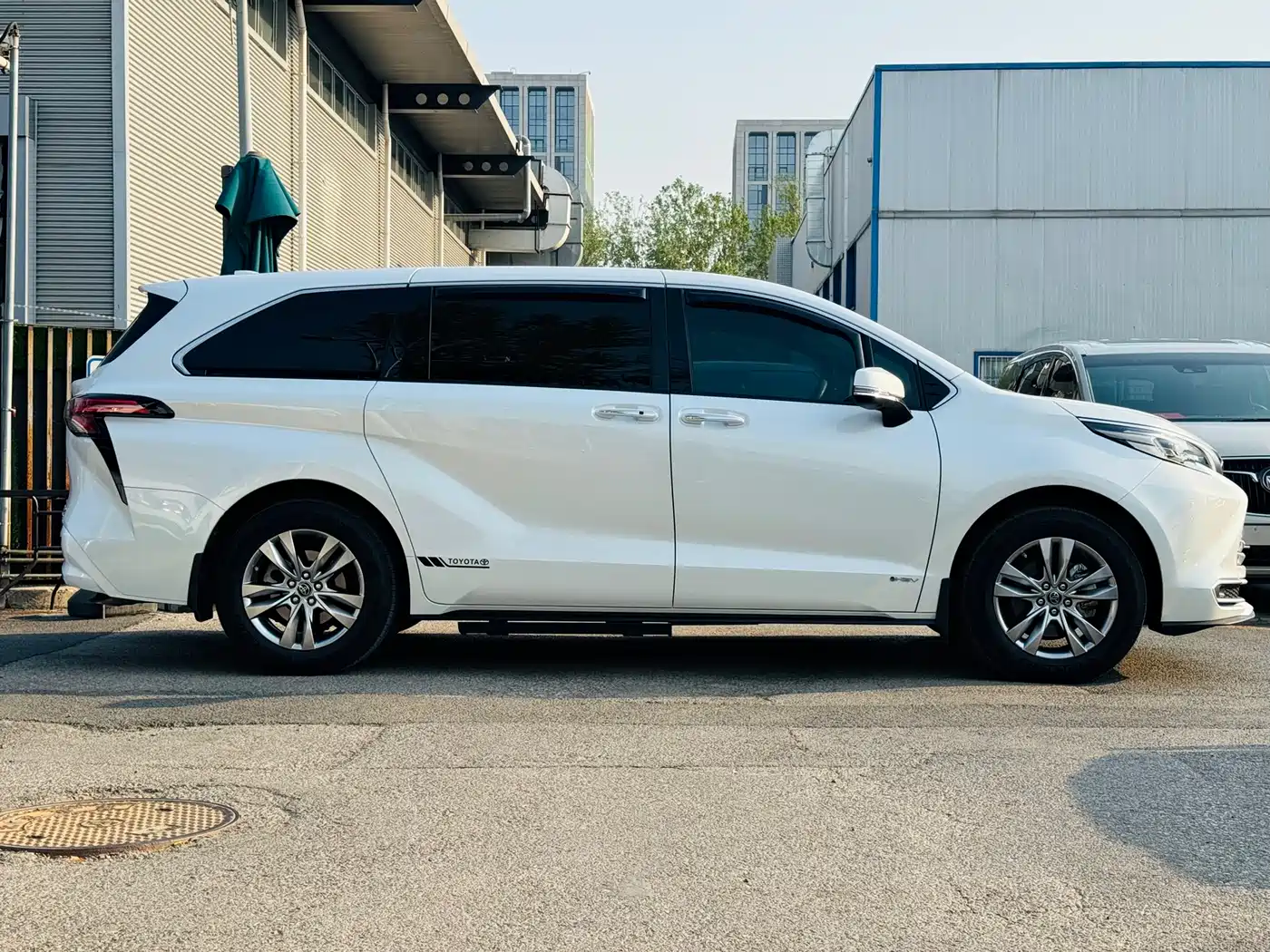 Toyota Sienna 2024 2.5L Hybrid 4WD Premium Edition фото 4