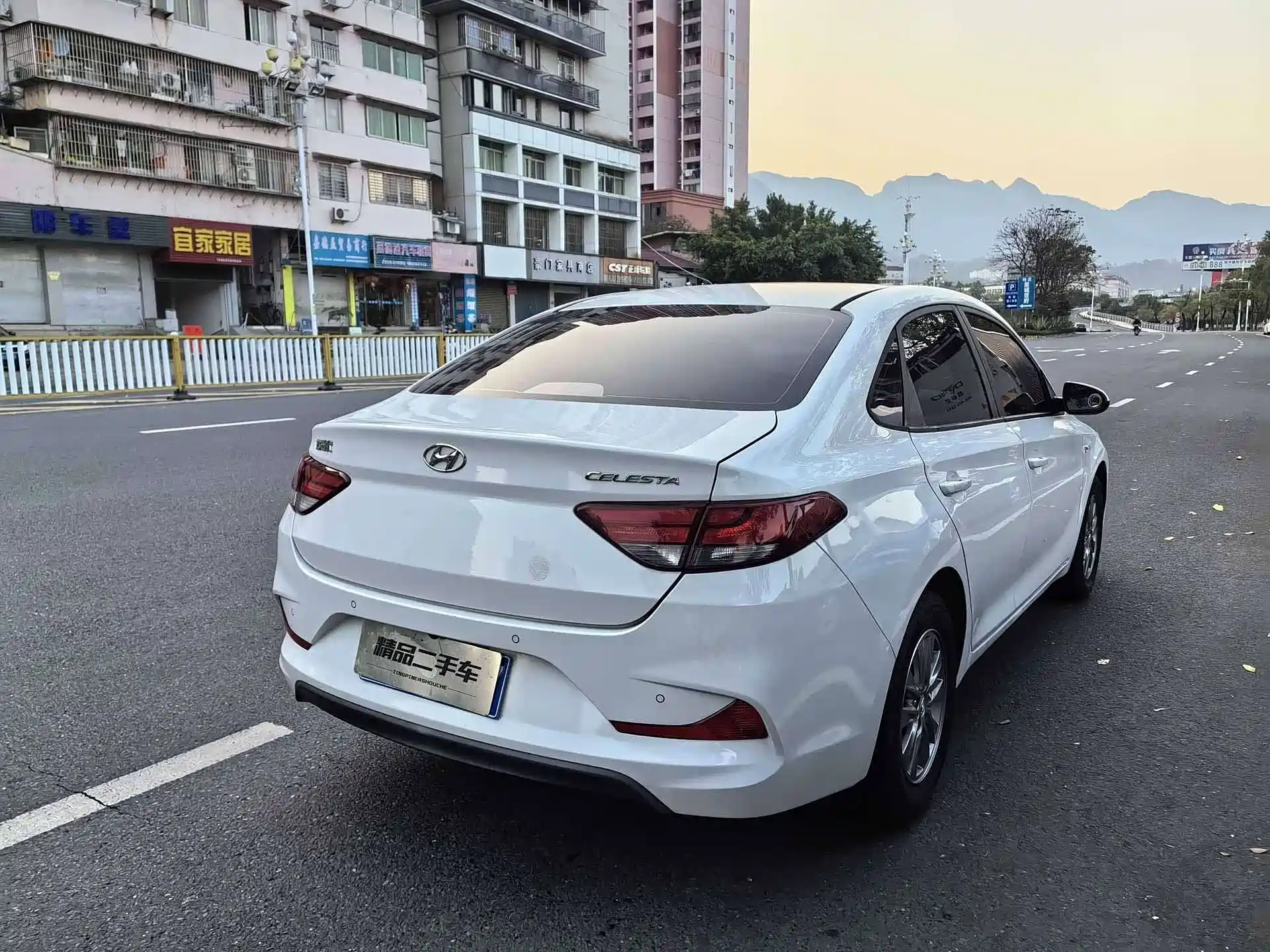 Photo 4 - Hyundai Elantra